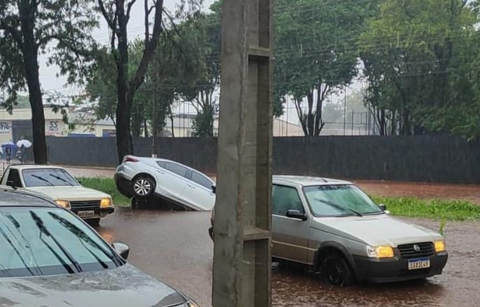 Chuva intensa causa alagamentos na Cidade