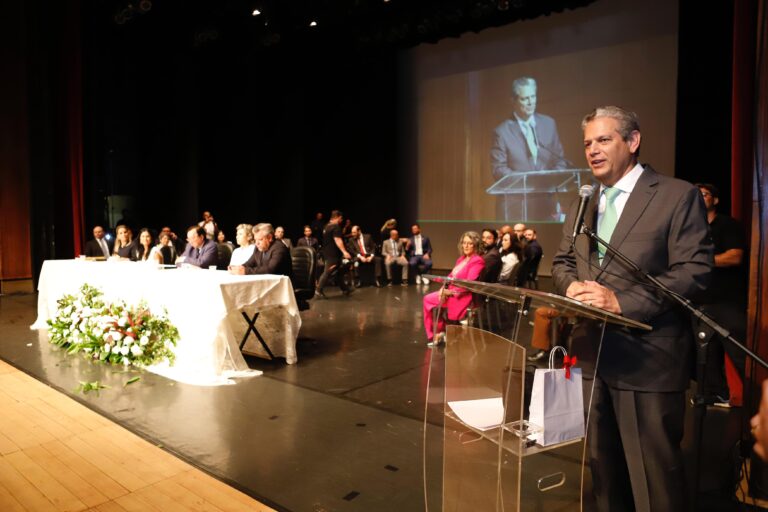 Prefeito e vereadores eleitos são empossados