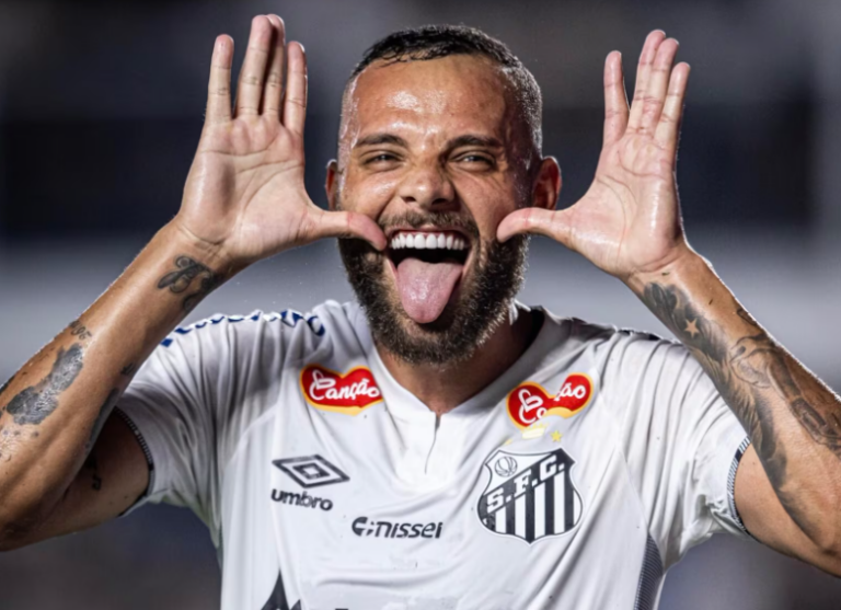 Vaias, palavrões da própria torcida, encolhido na defesa. Derrota no clássico, em plena Vila Belmiro. Este é o Santos que espera por Neymar