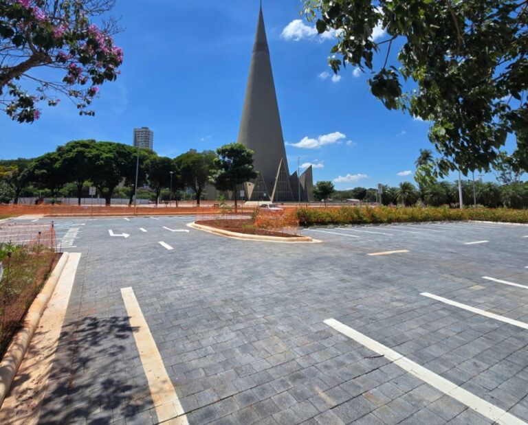 Prefeitura libera bolsões de estacionamento na Praça da Catedral