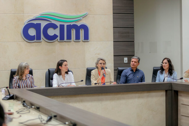 Sandra Jacovós apresenta projetos para a Acim Mulher
