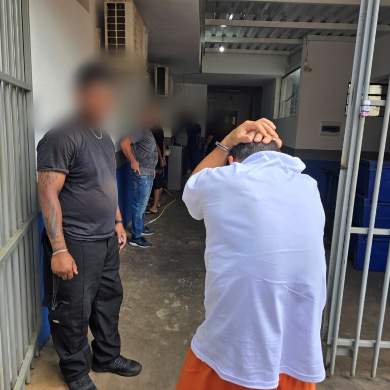 Dorme durante furto e acorda preso
