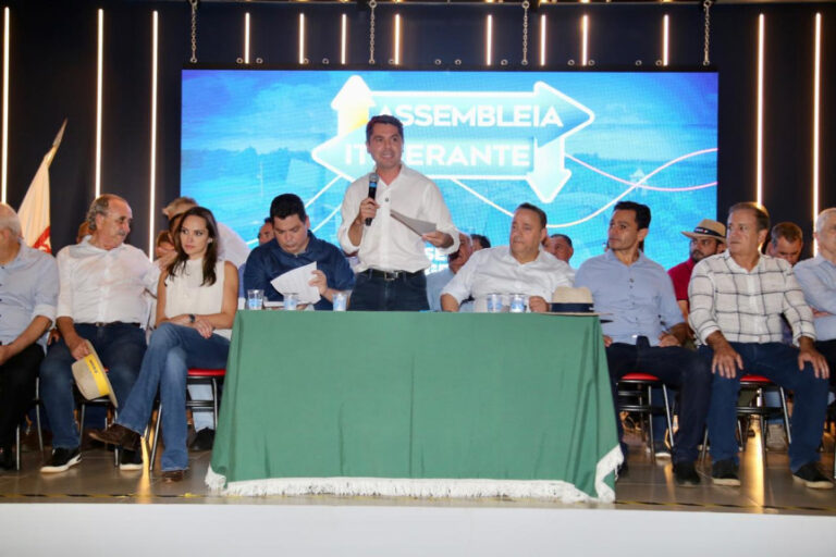 Assembleia Itinerante recebe reivindicações e entrega homenagens em Cascavel