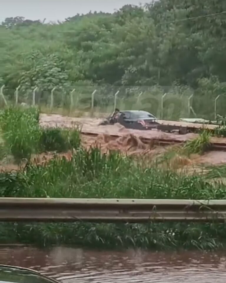 Motorista fica preso em veículo durante enxurrada