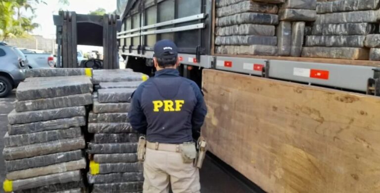Caminhão é apreendido com 5 toneladas de maconha