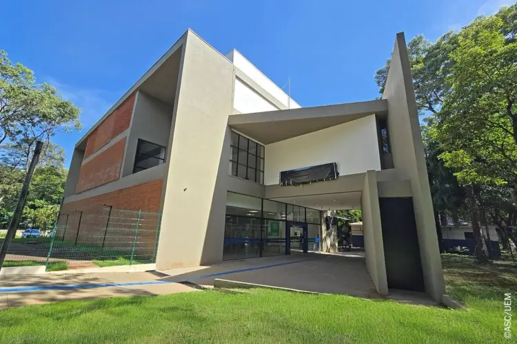 UEM inaugura bloco e abre edital para auxílio-alimentação
