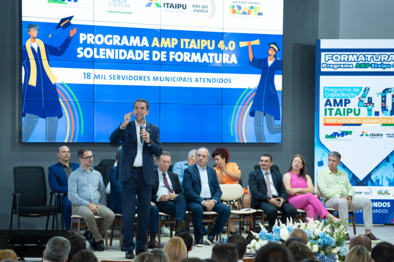 Itaipu e AMP promovem formatura de 600 servidores públicos em Cascavel (PR)