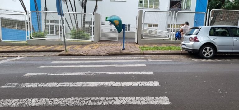 Pais reclamam de perigo no trânsito em frente à CMEI