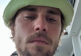 Justin Bieber chora após perseguição