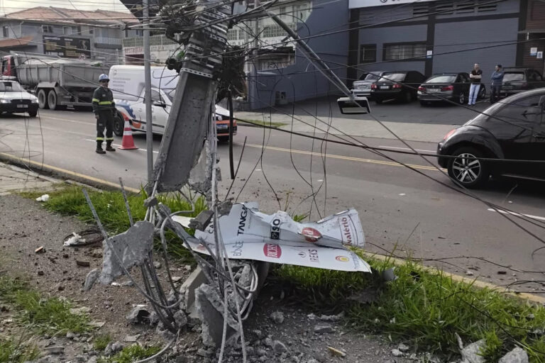 Cidade já teve 13 postes danificados por acidentes