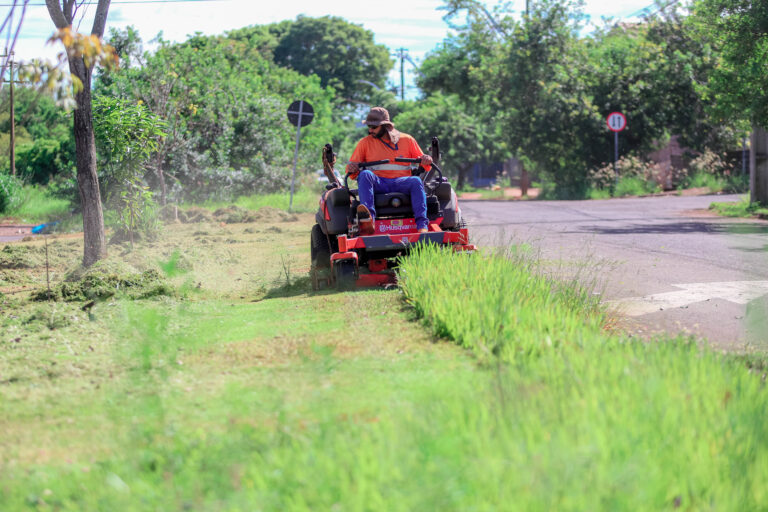 Prefeitura contrata empresa para roçar 2,4 milhões de m2 na Cidade