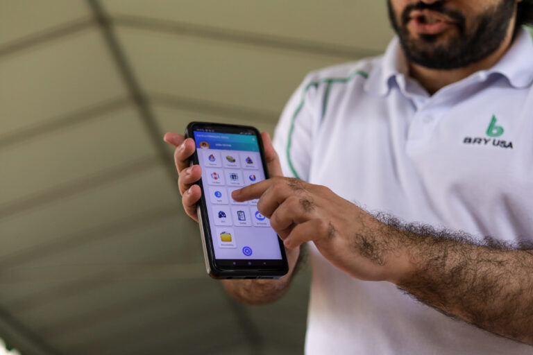 Projeto ensina uso do celular para idosos
