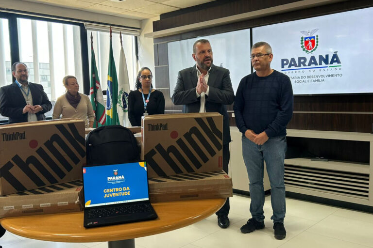 Governo entrega notebook para Centro da Juventude em Maringá
