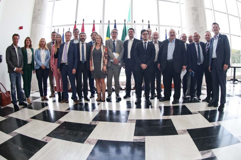 Governador recebe comitiva da União Europeia para fortalecer laços com o Paraná
