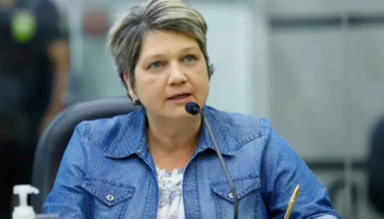 Câmara arquiva cassação de Cris Lauer e recebe mandado