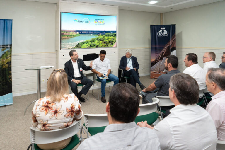 Diretores da Itaipu recebem prefeitos dos municípios lindeiros