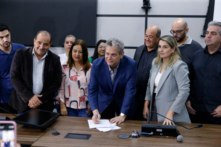 Prefeito entrega projeto que regulamenta 30h da enfermagem