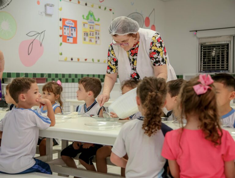 Prefeitura regulariza estoques e vereadores realizam visitas em escolas e CMEIs