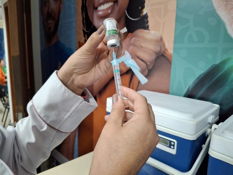 Vacinação contra gripe está disponível para toda a população