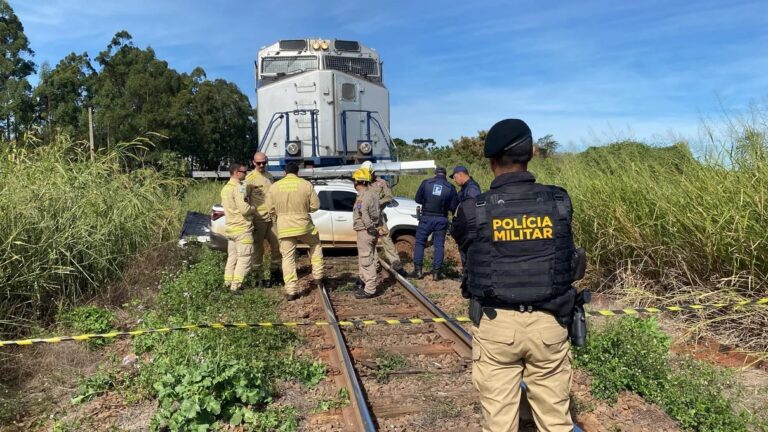 Trem arrasta automóvel e mata motorista