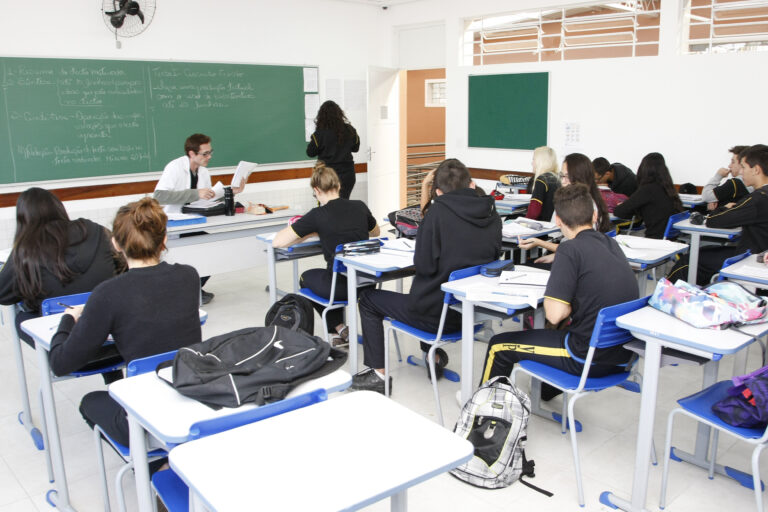 Reajuste salarial dos professores da rede estadual do Paraná é sancionado