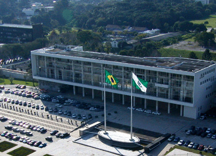 Candidato apoiado por Ratinho Junior lidera corrida para governador, aponta pesquisa