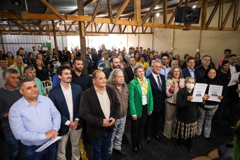 Programa Moradia Legal entrega escrituras após 45 anos