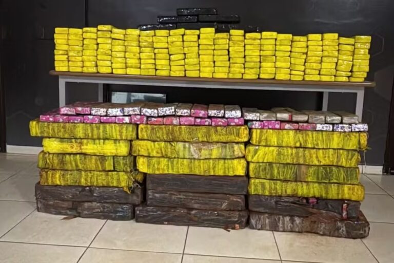 Casal capota e abandona veículo carregado com maconha