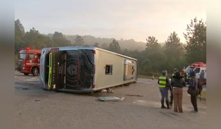 Ônibus que saiu de Maringá tomba em São Paulo