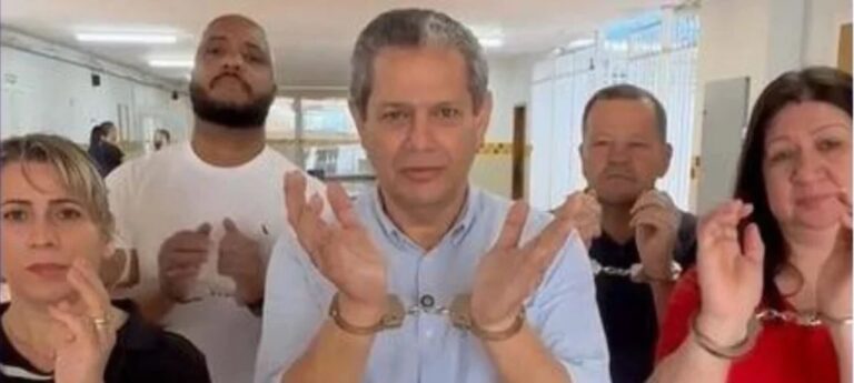 Prefeito aparece algemado em escola depredada por menores