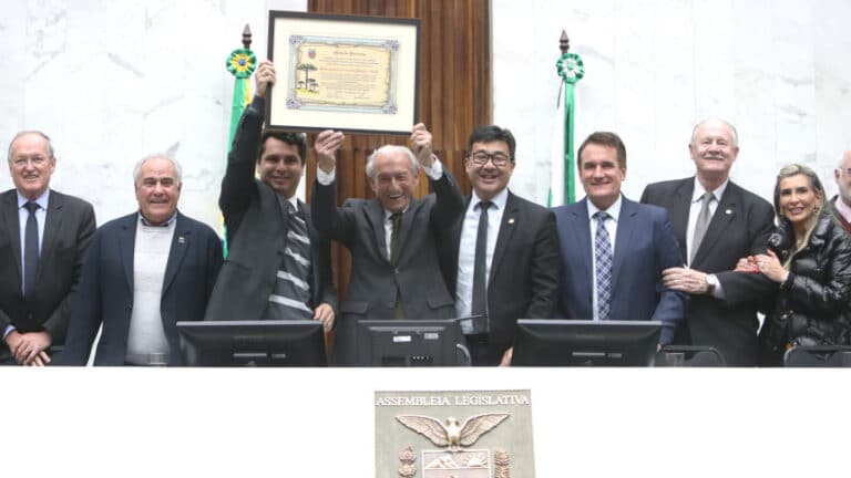 Assembleia homenageia 135 de história da Associação Comercial do Paraná