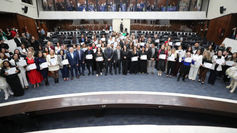  Assembleia Legislativa do Paraná homenageia profissionais da beleza
