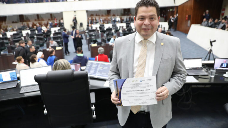 Assembleia Legislativa do Paraná é homenageada na França pelo Selo Diamante de Transparência
