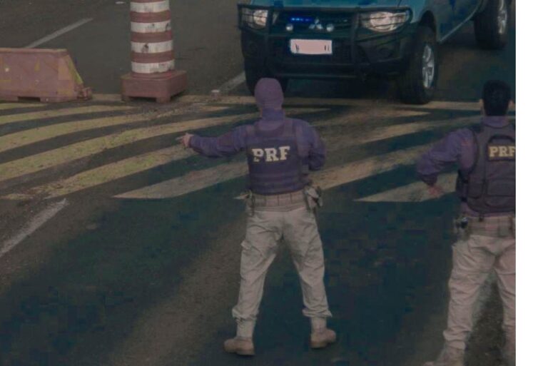Viatura falsa da PRF é usada em transporte de cocaína