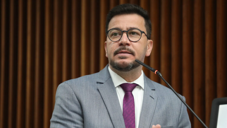 Líder da Oposição questiona gastos e protocolos em procedimentos para tratamento de pedra nos rins no Paraná