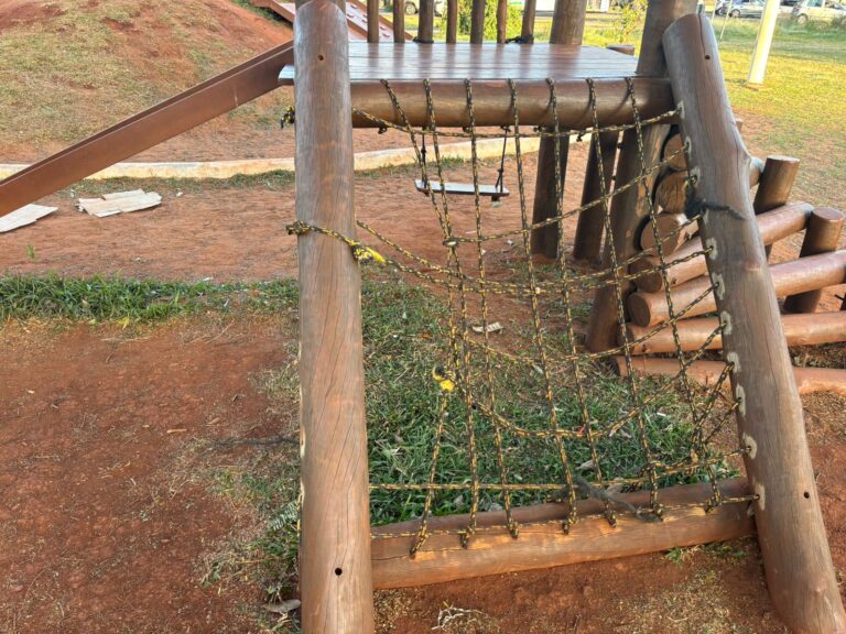 Praças centrais sofrem com vandalismo e descuido