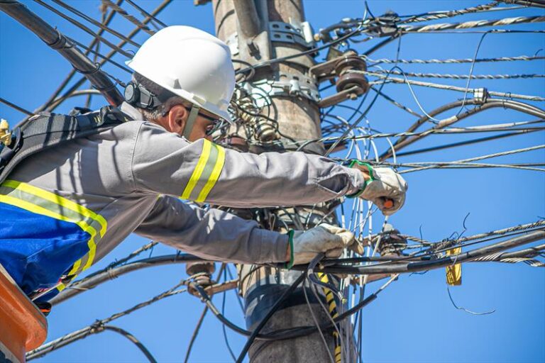 Copel já retirou 760 quilos de cabos irregulares em Maringá