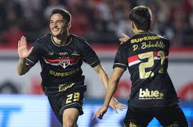 São Paulo vence o Atlético-MG e se aproxima do G-6