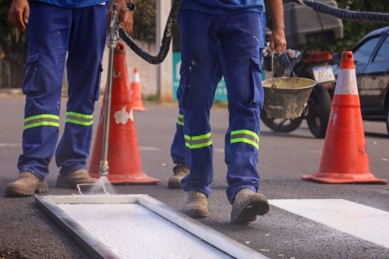 Sinalização de ruas e avenidas é transferida para a Seinfra
