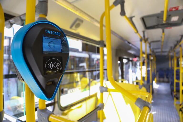 Ônibus passam a aceitar pagamento por celular e cartão