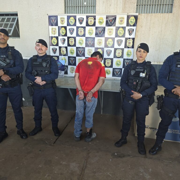 Ameaça guardas com simulacro e acaba algemado