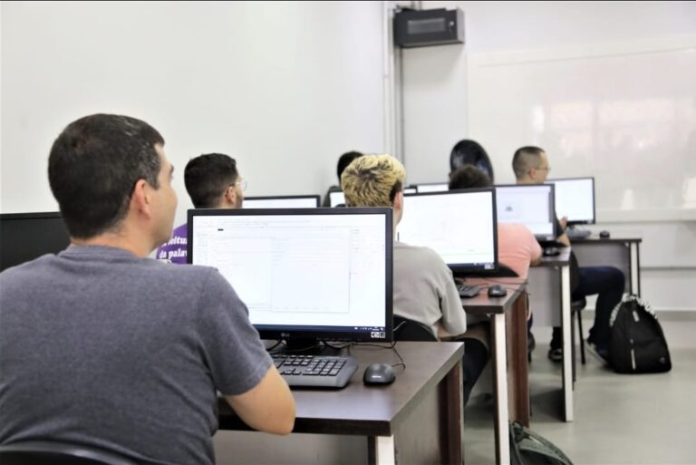 Cursos gratuitos de informática e marketing são ofertados