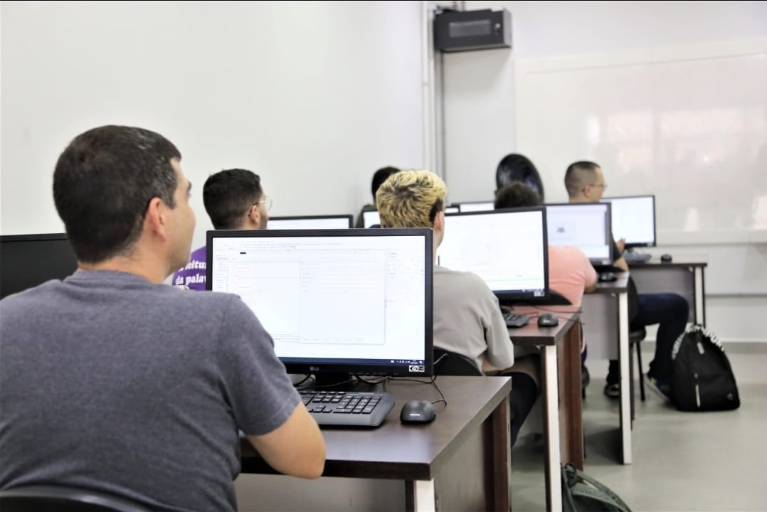 Cursos gratuitos de informática e marketing são ofertados