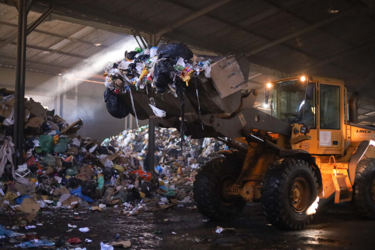 170 toneladas de recicláveis são retirados de barracão da Prefeitura