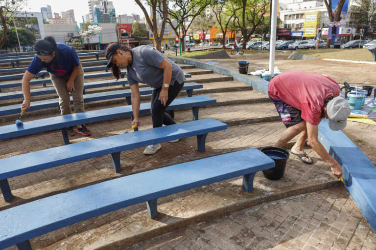 Praça Raposo Tavares é revitalizada por moradores