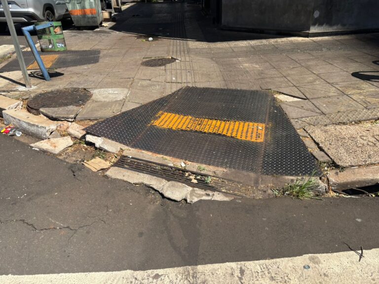 Prefeitura substituirá rampas metálicas por estruturas em cimento ou paver