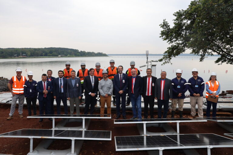 Diretores de Itaipu visitam construção de usina solar flutuante